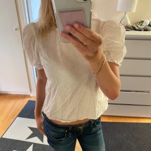 Vit blus med puffärmar -  superfin vit blus med puffärmar!! Använder tyvärr inte längre, jätte fint skick, S men sitter som Xs/s ungefär💓💓