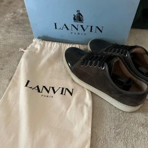 Lanvin cap toe  - Säljer dessa sjukt feta lanvin skor i uk 8 vilket motsvarar storlek 42 men sitter mer som 43-44, nypris cirka 5000 kr, skick 8,5/10, priset går att diskuteras vid snabbaffär, pm för frågor eller funderingar🤝