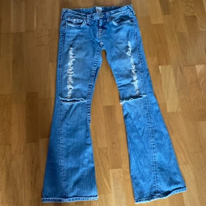 Lågmidjade true religion jeans - Ett par jätte snygga lågmidjade true religion jeans men fina detaljer som tyvär är för små för mig  Väldigt bra skick 💕  Skriv för frågor  Kan mötas upp i Stocholm  Pris kan diskuteras  