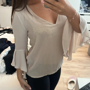 Snygg blus  - Snygg blus i storlek s, nyskick! 💕💫