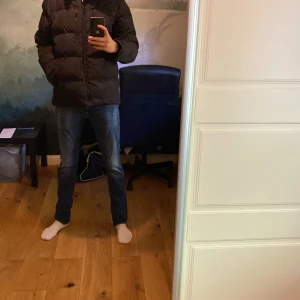 Everest puffer jacka  - Säljer nu min vinterjacka från everest eftersom att jag vill ha en annan. Skicket är 9/10 inga deffekter eller något sånt. På bilden var jag 180 och vägde 70kilo. Den sitter bra och är bra till både skidbacke och vanligt.