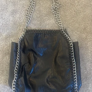 Tiamo väska - Svart tiamo väska💕 använd en hel del gånger men den ser ut o vara ny❤️❤️