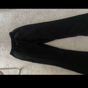 Mjukisbyxor - Svarta mjukisbyxor🤍 aldrig använda