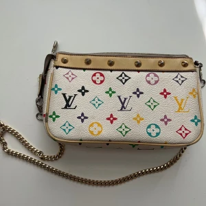 Louis Vuitton handväska - Säljer min unika Louis Vuitton väska🩷🩷 har ett annat väskband då det förra har gått sönder. Annars är den jättefin, lite slitage på sidan men inget man riktigt tänker på☺️