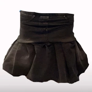 Jenas kjol - Denna jätte fina jeans kjolen säljer jag som jag har sytt själv. Materialet är väldigt stretchigt även midjan. Skulle säga att den passar nästan alla storlekar.💘helt oanvänd