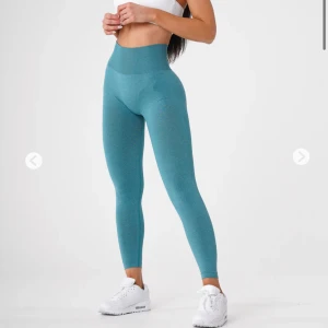Nvgtn tights - Säljer dessa jättesköna Nvgtn tights då jag har massa andra träningskläder. Lite knottriga på enstaka ställen annars fint skick och nypris 585💕 pris kan diskuteras💕