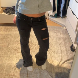 Lågmidjade jeans med hål - Säljer dessa sjukt snygga Lågmidjade jeansen då de tyvärr inte kommer till användning längre. De är i jätte bra skick och har hål både fram och bak💞strlk 27 passar S/Xs