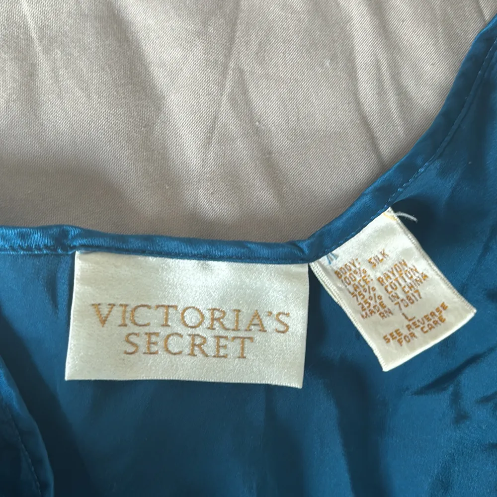 Ett natt linne från Victoria secret i storleken L. Aldrig använt väldigt fint skick. . Klänningar.