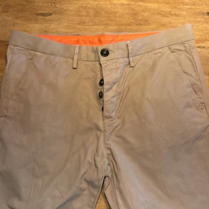2 par Acne chinos  - Khakifärgade chinos herr. Nya. 1 par khaki och 1 par beiga. 