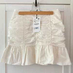 Vit kjol med volang  - Säljer en kjol från zara i storlek XS för 250kr (ordinarie pris: ca 360kr). Helt oanvänd och med prislapp! 💗