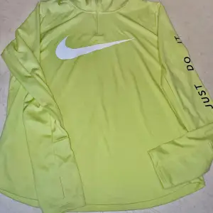 Träningströja från Nike i M Så snygg färg!!  Bra skick