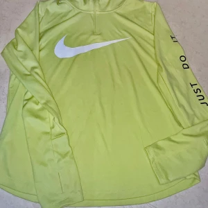 Långärmad Nike träningströja  - Träningströja från Nike i M Så snygg färg!!  Bra skick