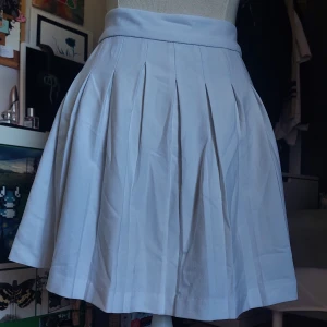 Vit kjol - Vit kjol köppt på Newyorker, storlek L. Använd max 2 gånger.