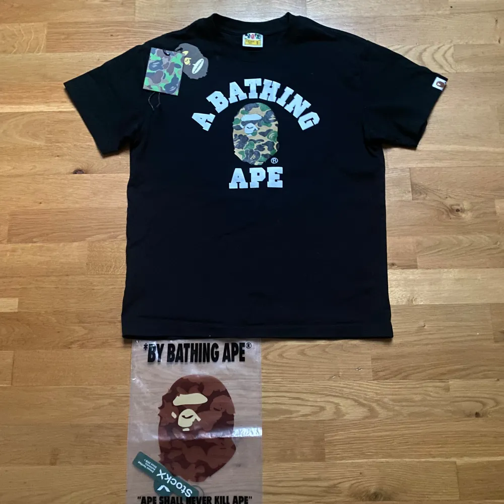 Säljer nu denna feta bape tishan för ett riktigt bra pris. Skick 7/10, det finns en defekt på tröjan som syns på sista bilden.. T-shirts.