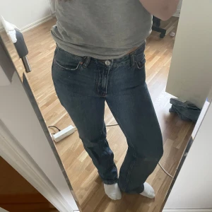 Gina jeans  - Low straight jeans från Gina i storlek 34. Sitter perfekt i längden på mig som är strax över 165. Jättebra skick bara lite slitna längst ner på benen men inget man tänker på!💞💞💞