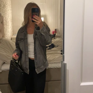 Grå Jeansjacka - Jätte fin grå jeans jacka från weekday, som inte säljs längre. Inga defekter. Storlek xs, men stor i storleken. Säljer då den inte kommer till användning 💕