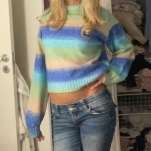 Stickad tröja  - En så fin stickad tröja som är perfekt nu till vintern ocv hösten super fina färgar och känns väldigt dyr i materialet💗köptes på bikbok för nåt år sen, sen jag köpte den har den bara legat i min garderob!💗köptes för lite över 500kr!