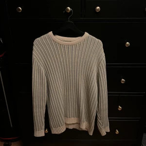 Sweatshirt - Aldrig använt, bytte stil precis vid köp. Köpt från zara nypris 699. Ganska tjock i tyget så perfekt till vintern 