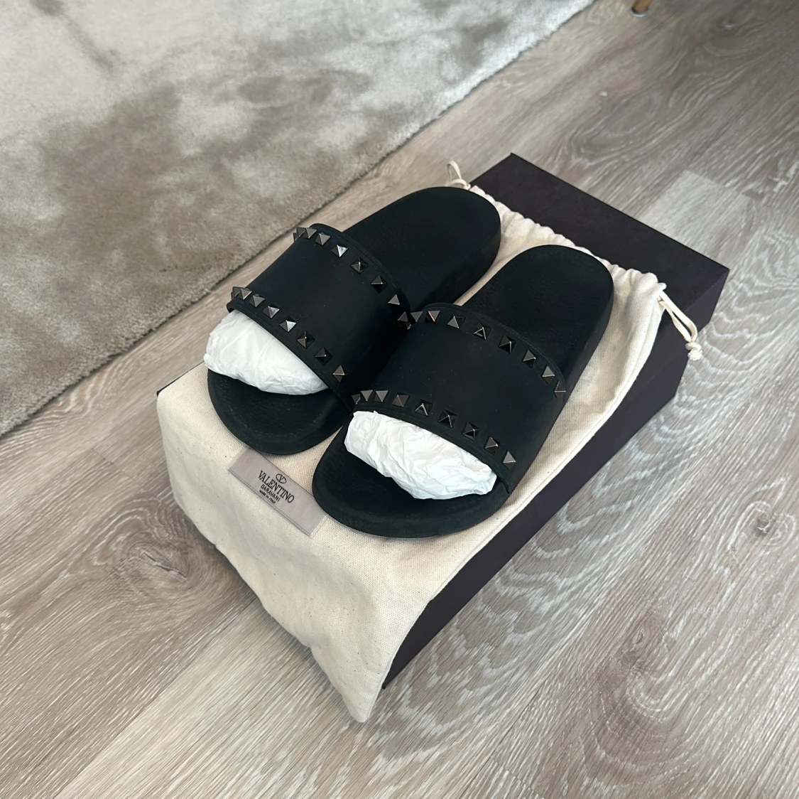 ROCKSTUD RUBBER SLIDER SANDAL