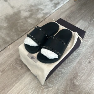 ROCKSTUD RUBBER SLIDER SANDAL - Stl. 40 (passar även 39) Nyskick, endast använda ett fåtal gånger Nypris: ca 4800 kr Tillhörande bustbags och kartong tillkommer, tyvärr inget kvitto kvar.   