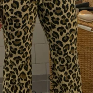 Leopardbyxor - Använda en gång, så i väldigt bra skicka. Lite för stora för mig.