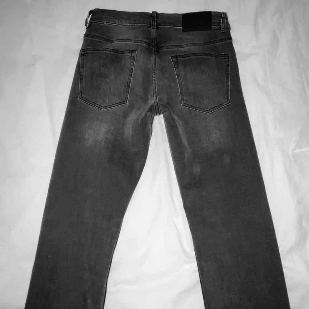 Hej! Säljer nu mina helt nya j.lindberg jeans i storlek w28/32 för att de är för små. Jättebra skick 10/10, nypris 899kr . Jeans & Byxor.