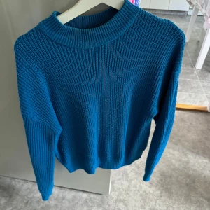 Blå stickad tröja  - Väldigt fin stickad tröja från NewYorker. Kommer tyvärr aldrig till användning längre. Priset kan diskuteras och skriv för fler bilder! 