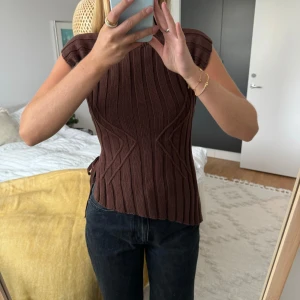 Stickad topp Zara - Säljer denna stickade topp från Zara i storlek S. 