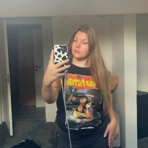 En pulpfiction tröja - Säljer en pulpfiction tröja, knappt använd🩷