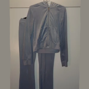 Ljsublå huvtröja+byxor - Ljusblå luvtröja med tillhörande mjukisbyxor. Extremt lena och mjuka. Tröjan är i storlek M och byxorna S, passar för den i storlek M. Snörena saknas tyvärr men byxorna är extremt stretchiga. 