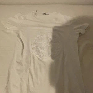 Stoneisland  - Säljer den eftersom den inte passar längre, inget med den är slitet!!