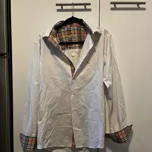 Skitsnygg burberry skjorta i nyskick (ej strykt vid foto). Storlek S. Nypris ca 5000 kr, mitt pris endast 650 kr! Självklart äkta! Hör av dig vid funderingar!😀👔