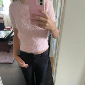 Rosa/babyrosa stickad tröja - Rosa stickad tröja från zara, aldrig använd så väldigt bra skicka. Storlek s men passar som xs/xxs