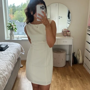 Vit klänning  - En super fin vit klänning från Rihoas i storlek S. Den är helt ny och oanvänd! Klänning är gjord av jätte skön material och kvalite! Perfekt för sommaren, födelsedag eller en dag ut till stan! Den skickas med original packet.