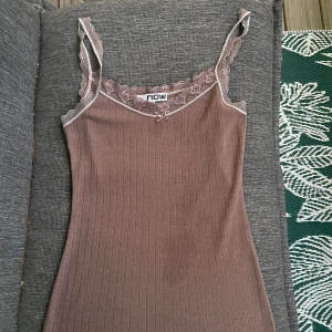 Söt NOW topp - En jättesöt topp från NOW.  Storlek M. Det finns några distinkta fläckar men dem syns knappt när man har på sig tröjan. Skriv för mer information!☺️☺️