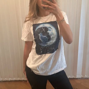 Handmålad T-shirt från Spanien - Köpte denna T-shirten i Spanien för några år sen och har aldrig använt. Ny skick. Måste hand tvättas. 