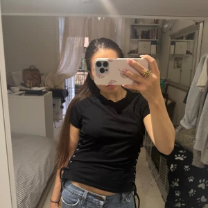 T-shirt med knytning  - T-shirt med knytning på båda sidorna knappt använd, stl Xs men passar Xs-s🩷