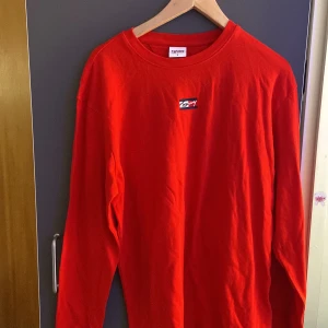 Tommy jeans tröja - Säljer denna Tommy jeans tröja i storlek M den är i jätte bra skick och oanvänd 