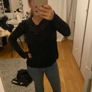 Odd Molly blus  - En svart odd molly blus med spets.🌸 Passar bra till vardags men också festliga tillfällen. Tryck gärna på köp nu💕