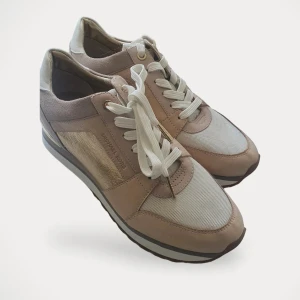 Michael kors sneakers  - Sneakers från Michael Kors.  Storlek: 38.5 Material: Skinn Helt ny, men utan prislapp.