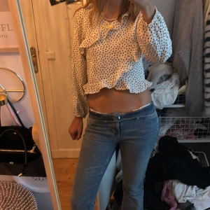 prickig blus - säljer denna söta blus me lappen kvar, storlek 13 år så ganska liten på mig men den funkar, är 165 cm för referens!❤️