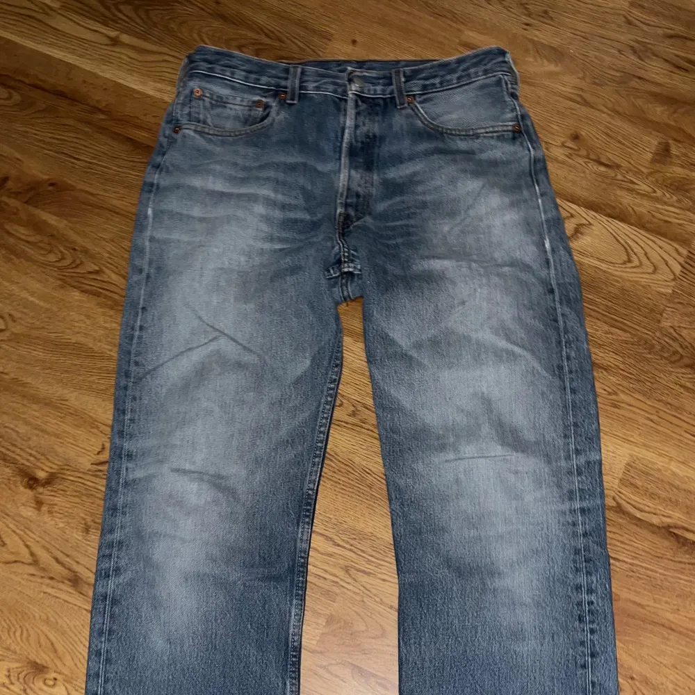 Intressekoll på dessa Levis 501or från 90 talet, som är jävligt vintage men som är liiite för stora för mig. Fick dem av min morbror. Storlek W32/L34. Skriv för bilderna, då man inte fick med hela byxan på bilderna för det blev inzoomat.. Jeans & Byxor.