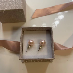 Örhängen - Rosa pärlörhängen i silver från Chanti SE. Orginal pris 700kr. Köpte för ett tag sen och använt en gång. 