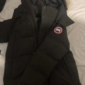 Canada goose - Gosse jacka varm  Färg svart  Model windham park  Nypris ca 16000 Mitt pris 7000