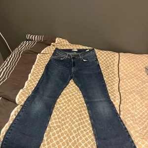 Jeans  - inte använd på väldigt länge eftersom att den är för stor 499 ordinarie pris är i bra skick.