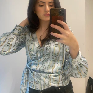 Satin zara skjorta - Super fin satin wrap skjorta, köpt nyligen på zara. Väldigt bra skick och passar till hösten! 