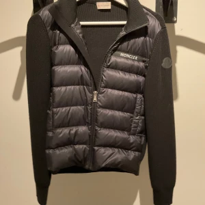 Moncler cardigan - Storlek 164cm 14yrs bra skick använd cirka 3gånger qr kod funkar