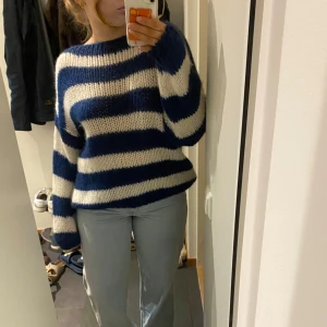 Stickad tröja - Populär stickad tröja från DesignBySi  Använd fåtal gånger Väldigt mysig och fluffig, perfekt nu på hösten! Strl M/L  