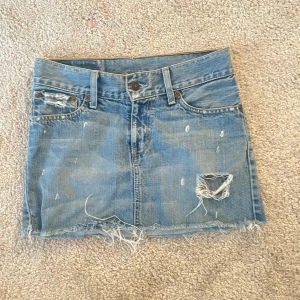 Jeanskjol från Levis - Svin snygg jeanskjol med slitning från Levis💗💗Nästan aldrig använt