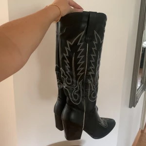 Cowboy boots - Jättesnygga svarta boots, knappt använda